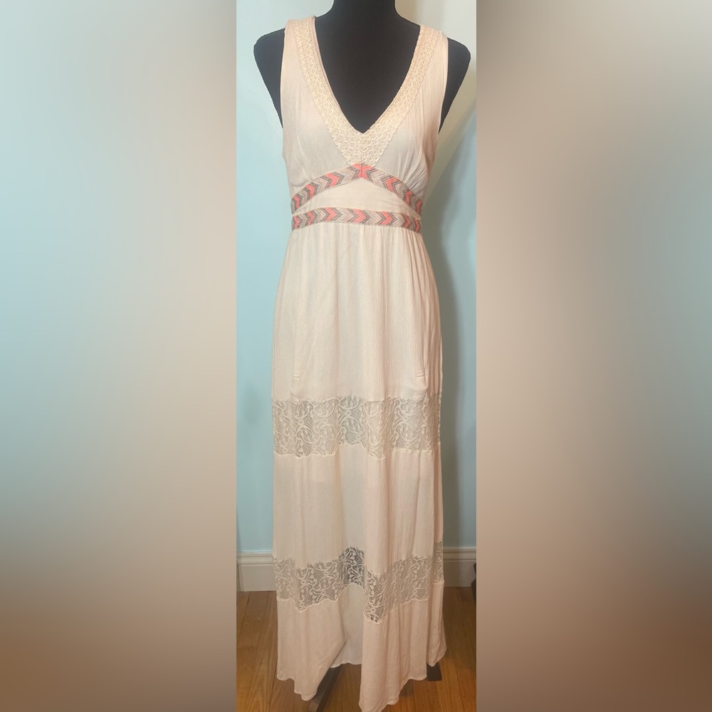 Maxi dress with crochet and knit detail. Empire waist. Fitted. Underlining.